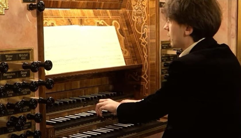 Powiększ obraz: Karol Mossakowski podczas recitalu w bazylice św. Elżbiety