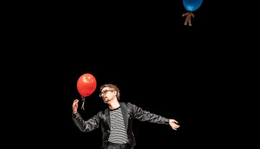 "Kulka" miała premierę we Wrocławskim Teatrze Lalek 11 czerwca 2022 roku. Na zdjęciu Radosław Kasiukiewicz