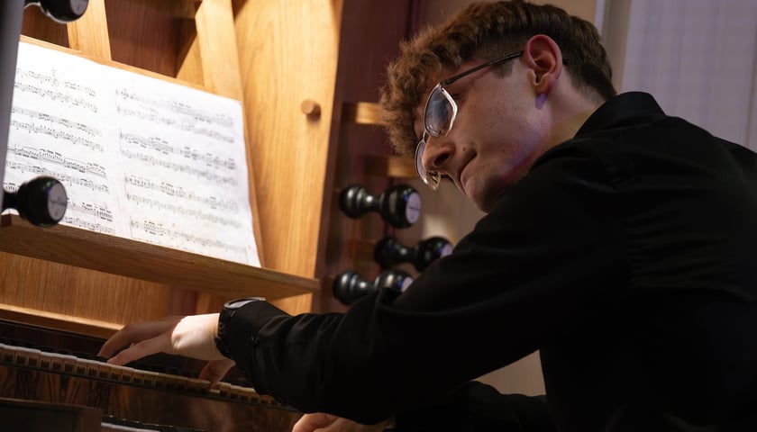 Organista Szymon Czapik