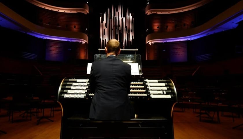 Tomasz Głuchowski gra na organach w Narodowym Forum Muzyki 