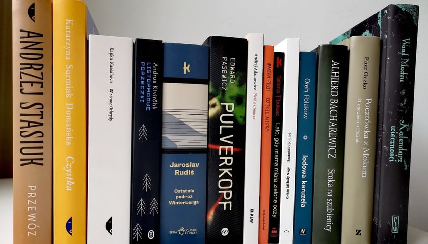 Grzbiety książek zakwalifikowanych do półfinału Nagrody Angelus 2022