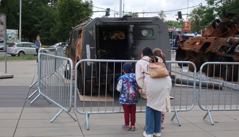 Na wystawie można zobaczyć m.in. zniszczony czołg T-72, haubicę 2-519, czy zrujnowany transporter opancerzony BTR-82A.  Wstęp na wystawę jest wolny