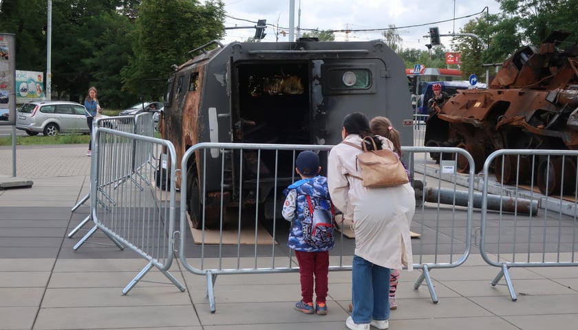 Powiększ obraz: Na wystawie można zobaczyć m.in. zniszczony czołg T-72, haubicę 2-519, czy zrujnowany transporter opancerzony BTR-82A.  Wstęp na wystawę jest wolny