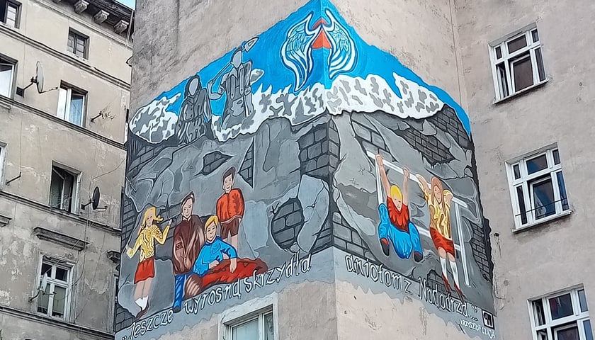 Mural zaprojektował Grzegorz Kochaniec, artysta pochodzący z Nadodrza