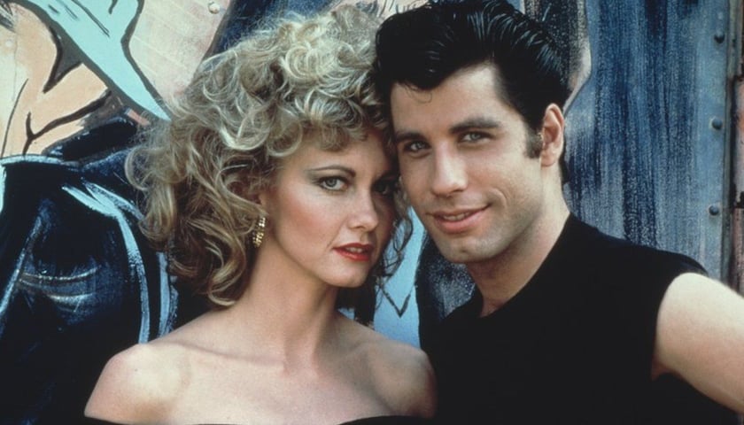 Kadr z musicalu "Grease"
