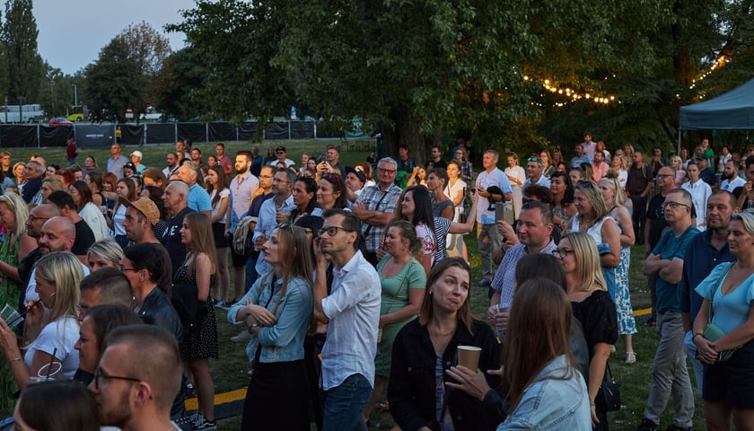 Koncert Ani Dąbrowskiej we Wrocławiu odbył się w piątek, w ramach trasy Letnie brzmienia. Publiczność dopisała 