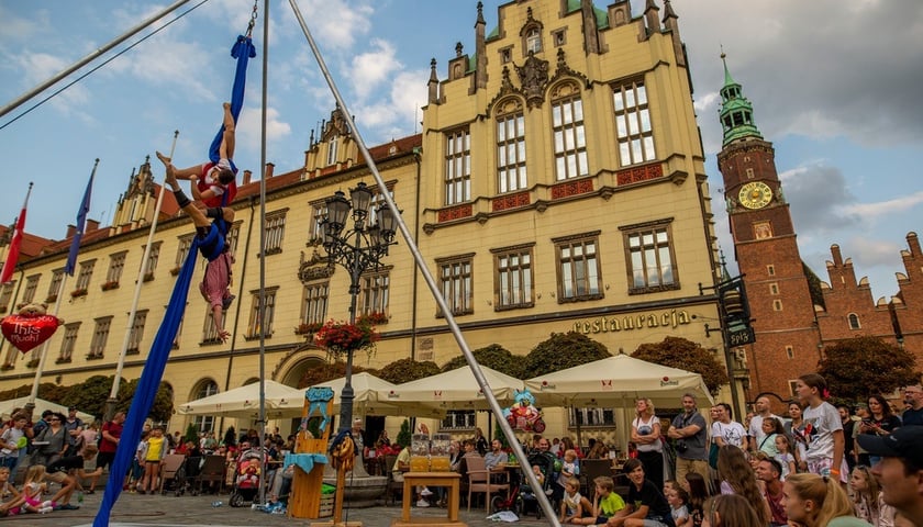 Festiwal BuskerBus 2021, pokaz akrobatyczny na Rynku