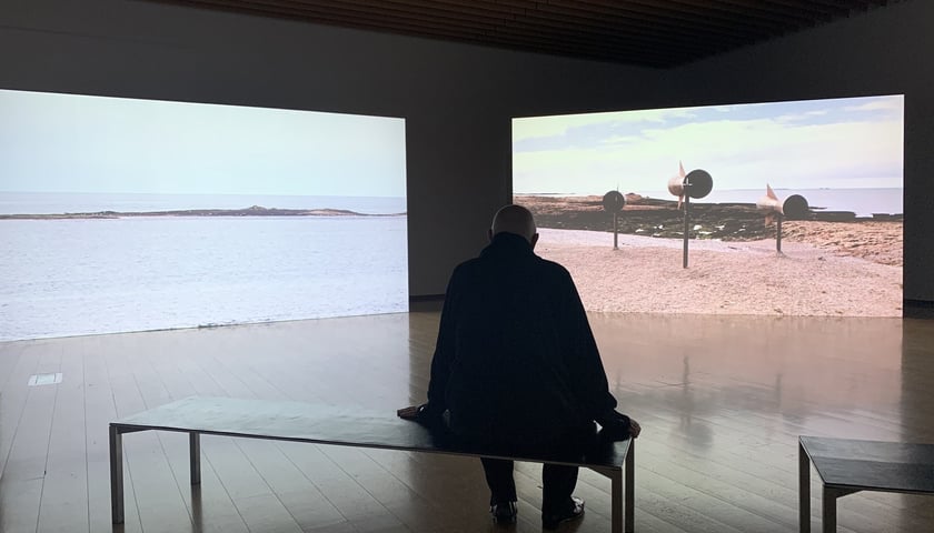 Powiększ obraz: Christian Boltanski przy projekcji swojego filmu ?Misterios?, Power Station of Art in Shanghai, Chiny