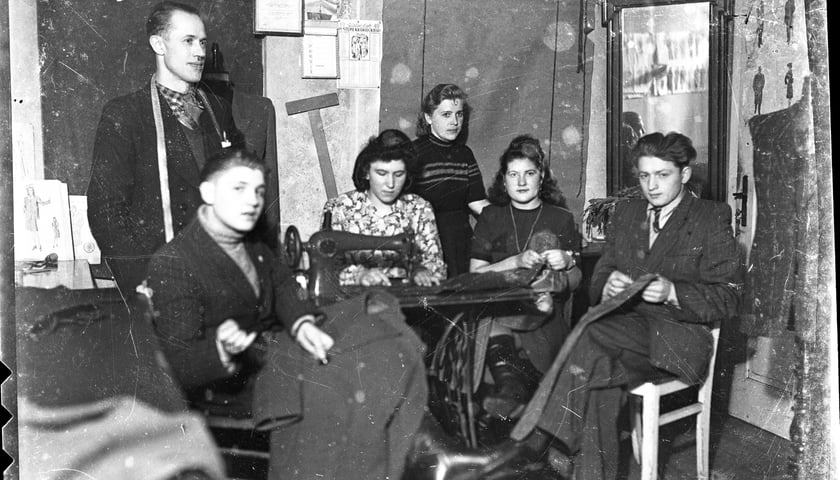 Izba pamięci w Kątach Wrocławskich powstała  z inicjatywy samych mieszkańców (na zdjęciu jeden z eksponatów - fotografia zakładu krawieckiego)