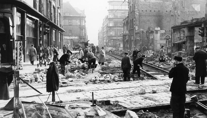 Wrocław, Wlot Świdnickiej i Oławskiej w Rynku, układanie nawierzchni ulic, 1954