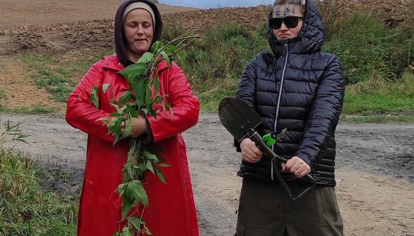 Powiększ obraz: Munka Bączyk (w czerwieni) i Anna Zajdel z Badylologii