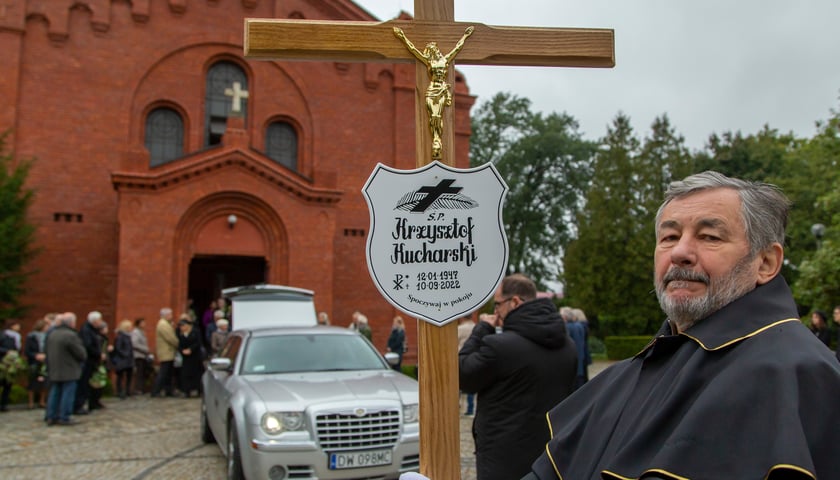 Pogrzeb redaktora Krzysztofa Kucharskiego na Cmentarzu Grabiszyńskim we Wrocławiu