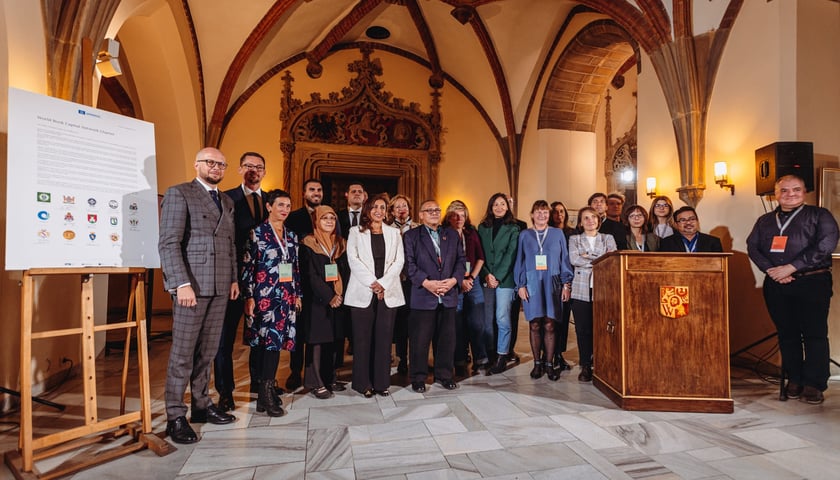 Sieć Światowych Stolic Książki UNESCO. Reprezentanci miast - sygnatariuszy we wrocławskim Starym Ratuszu, 22 września 2022.