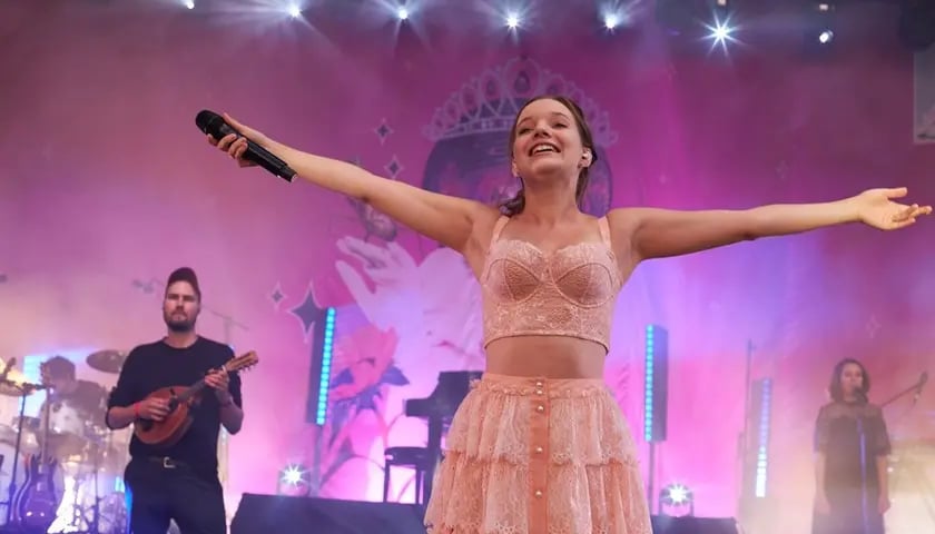 Na zdjęciu piosenkarka sanah na koncercie we Wrocławiu