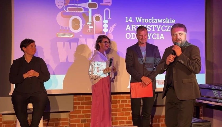 Od prawej: Radosław Michalski ? UM Wrocławia, Leszek Frelich i Ewa Wilczyńska ? ?Gazeta Wyborcza Wrocław? i Elżbieta Resler ? tłumaczka PJM