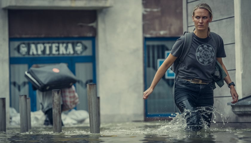 Na zdjęciu (kadrze z serialu "Wielka woda") hydrolog Jaśmina Tremer (Agnieszka Żulewska) brnie przez zalaną ulicę 