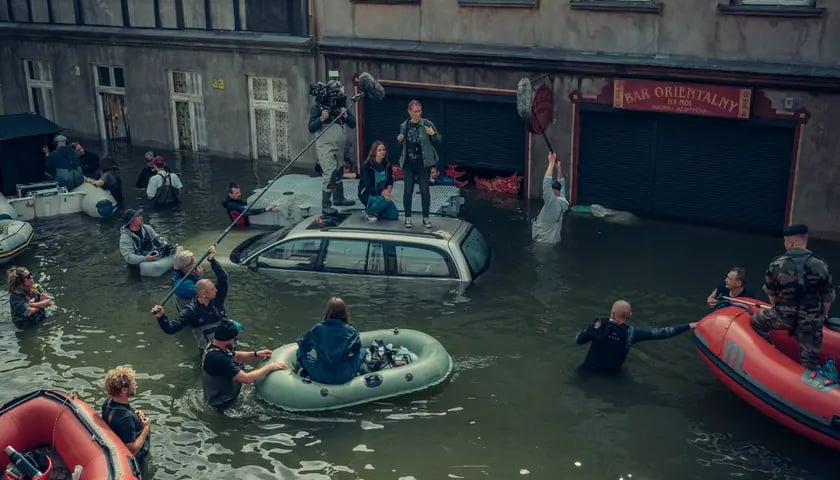 na zdjęciu kadr planu filmowego, zlana ulica, zatopione auta
