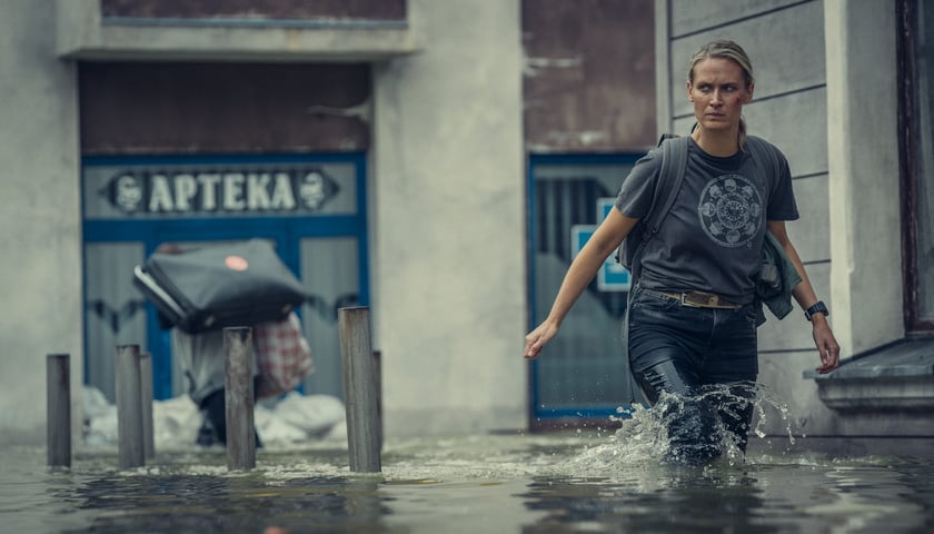 Aktorka Agnieszka Żulewska brodzi w wodzie w ogarniętym powodzią Wrocławiu