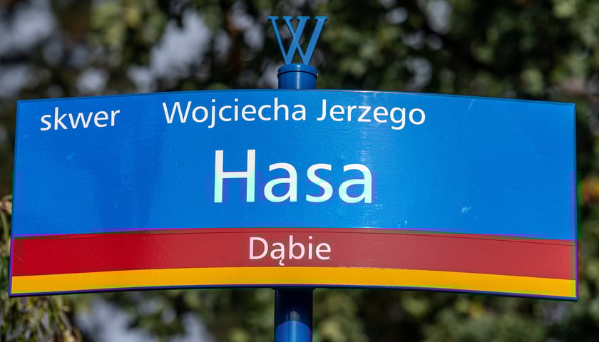 Skwer  Wojciecha Jerzego Hasa, znanego polskiego reżysera, został odsłonięty tuż obok budynku Centrum Technologii Audiowizualnych