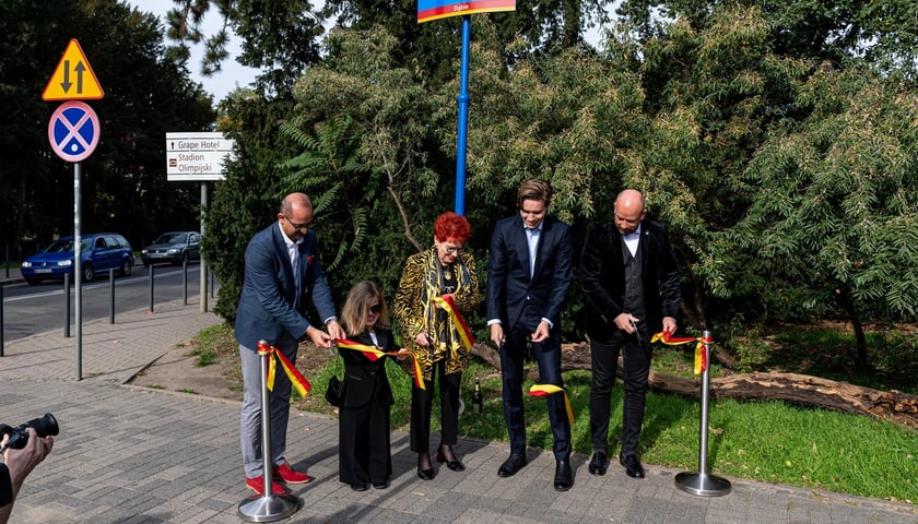 Uroczystego przecięcia wstęgi na skwerze dokonali oprócz Wandy Ziembickiej-Has (na zdjęciu w środku), Jacka Sutryka (pierwszy z prawej) i Roberta Banasiaka (na zdjęciu pierwszy z lewej), też reżyser Tomasz Łysiak (drugi od prawej) – nominowany do Oscara za film „Sukienka” oraz aktorka z „Sukienki” – Anna Dzieduszycka (druga od lewej).