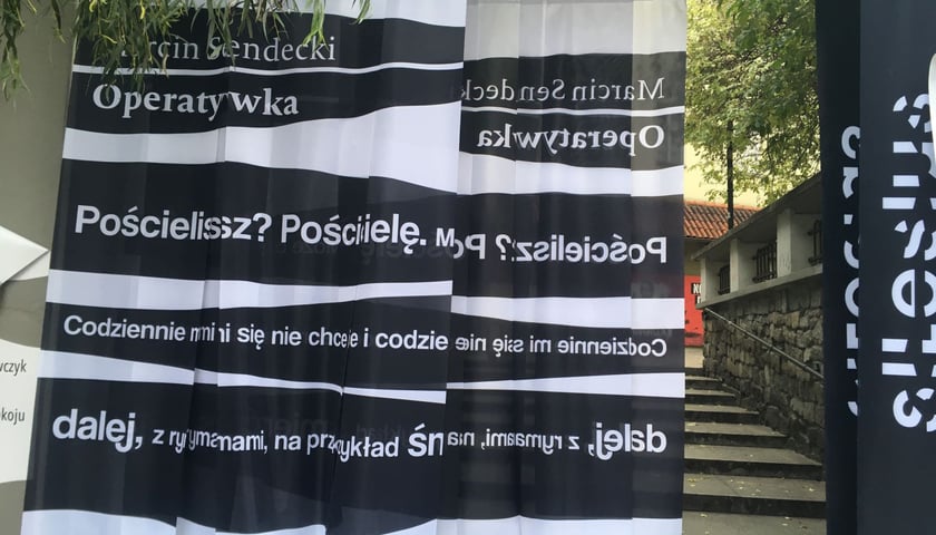 Na zdjęciu słynna poetycka kurtyna w Zaułku Solnym, czyli tkanina z nadrukowanym wierszem Marcina Sendeckiego tegorocznego laureata Nagrody Silesius za całokształt twórczości