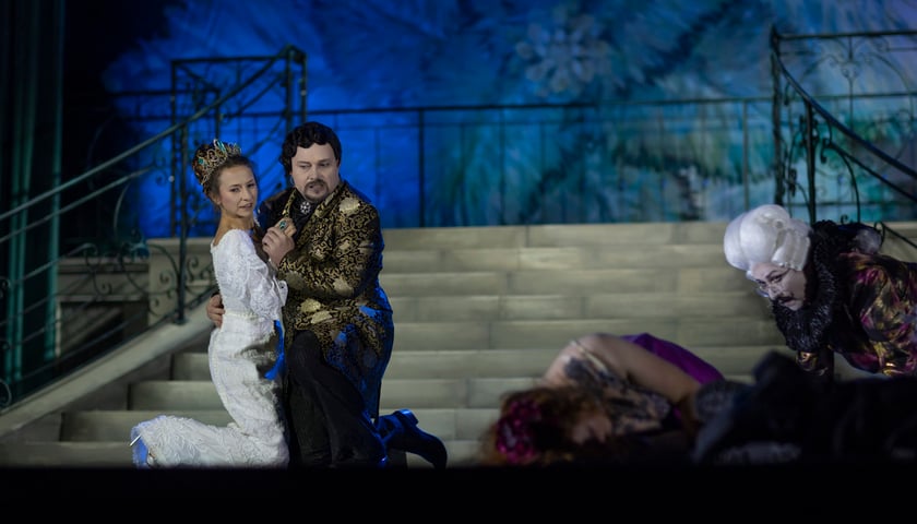 ?Sen nocy letniej? we Wrocławskim Teatrze Lalek ? scena zbiorowa z bohaterami