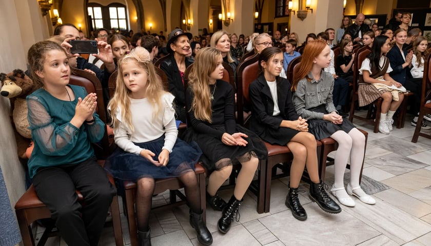 Na zdjęciu młodzi wrocławscy artyści w Sali Wielkiej Ratusza we Wrocławiu, podczas uroczystości przyznania stypendiów artystycznych dla młodzieży, 12.10.2022.