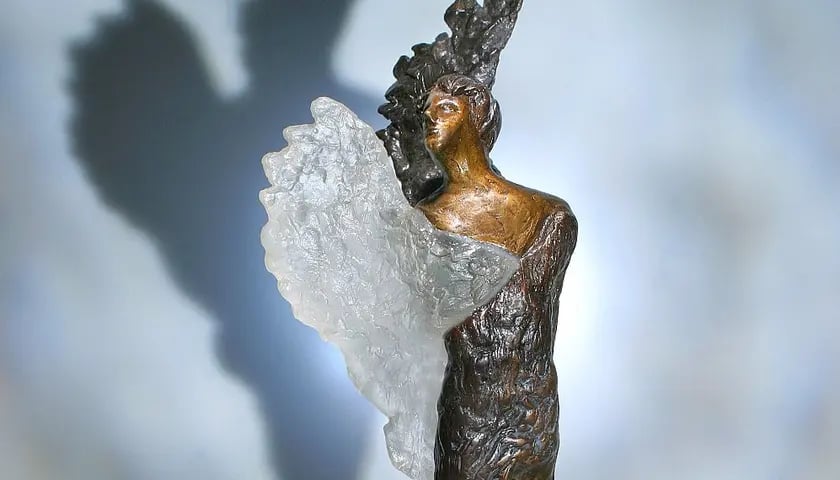 Na zdjęciu statuetka Literackiej Nagrody Europy Środkowej Angelus projektu Ewy Rossano, którą otrzyma laureat Angelusa 2022