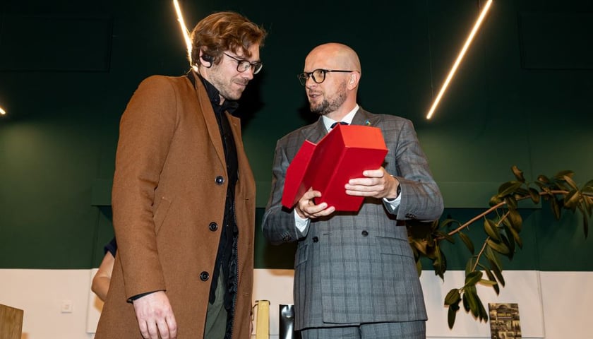 ? Połączenie nauki i sztuki się udało. A nauka jest niczym innym, jak prawdą, a sztuka niczym innym, jak pięknem. Bardzo dziękuję za to, że prawda i piękno się tu pojawiły ? mówił Jakub Mazur, wiceprezydent Wrocławia, wręczając Super Diament  Bouke Groenowi