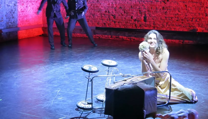 Na zdjęciu: Aktorka Agnieszka Dziewa i aktor Eloy Moreno Gallego w scenie z części spektaklu pt. „Romantyczność”