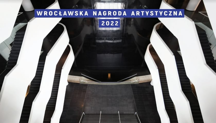 Na zdjęciu foyer Narodowego Forum Muzyki; w sali czerwonej wręczana będzie Wrocławska Nagroda Artystyczna