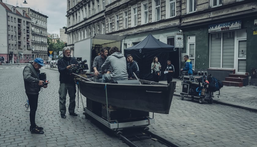 Nie tylko amfibia była umieszczona platformie, także łódź bohaterów serialu ?Wielka woda?