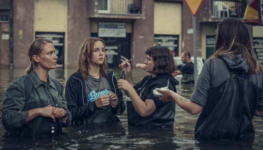 Na zdjęciu aktorki Agnieszka Żulewska (pierwsza od lewej) i Bianka Kot na planie „Wielkiej wody” w kąpielisku Srebrna Góra 