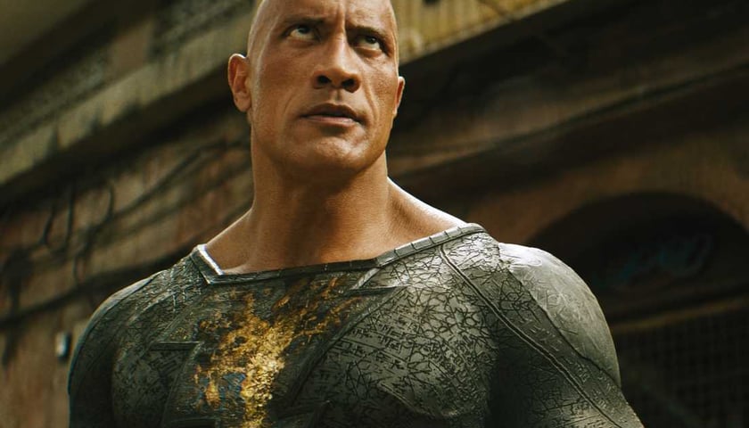 Na zdjęciu Dwayne Johnson w hicie filmowym „Black Adam”, który obejrzymy za 10 zł