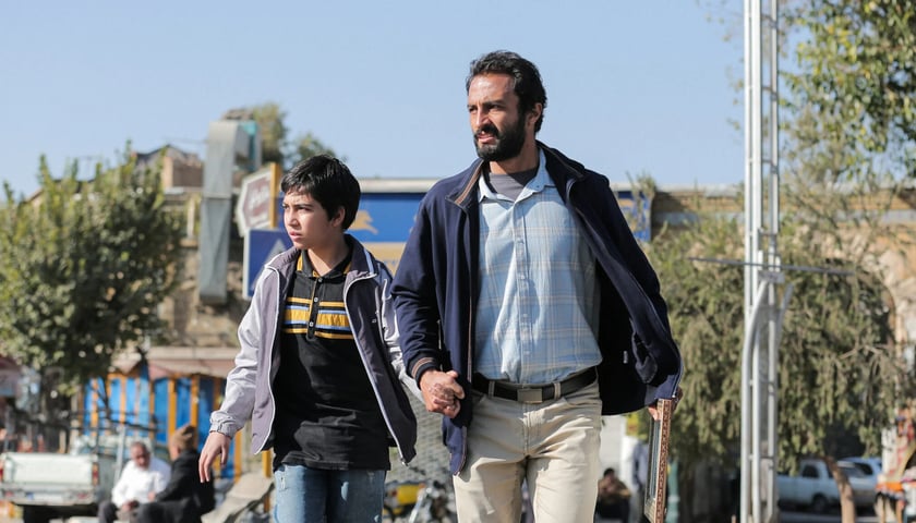 Na zdjęciu dwóch aktorów grających główne role w filmie „Bohater” Asghara Farhadiego