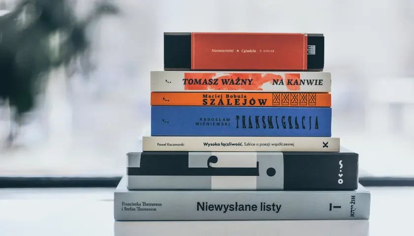 Na zdjęciu książki, jakie w ostatnim okresie uzyskały wsparcie z Wrocławskiego programu Wydawniczego, m.in. nagrodzona Piórem Fredry książka Marka Dyżewskiego 
