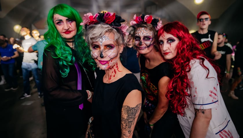 Na zdjęciu: kobiety o pomalowanych twarzach podczas imprezy Trick or Beat 2022 w Hali Stulecia z okazji Halloween
