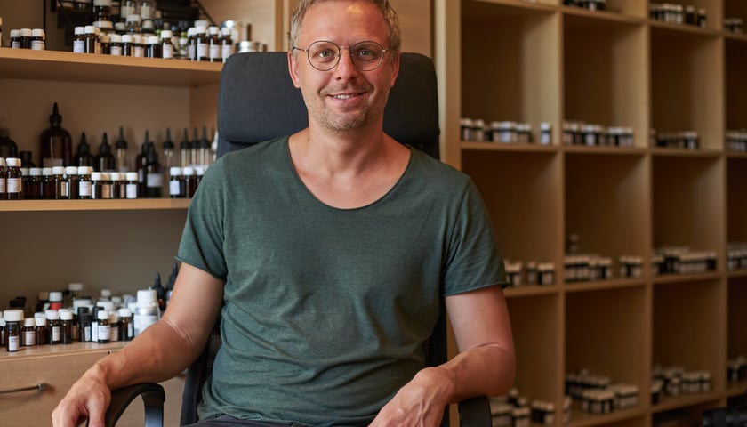 Na zdjęciu Karol Jaśkowiak, wrocławski perfumiarz w swoim sklepie i laboratorium w jednym 