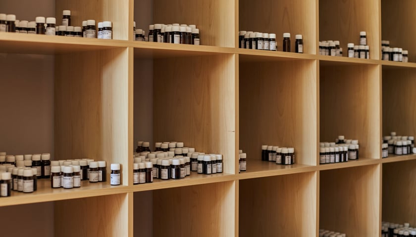 Pokój w bloku na Klecinie wypełniają składniki do robienia perfum