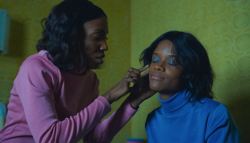 Na zdjęciu dwie aktorki Tamara Lawrance i Letitia Wright grające w filmie „Silent Twins” wrocławianki Agnieszki Smoczyńskiej 