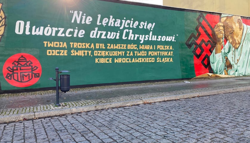 Na zdjęciu: mural z Janem Pawłem II na Ostrowie Tumskim we Wrocławiu