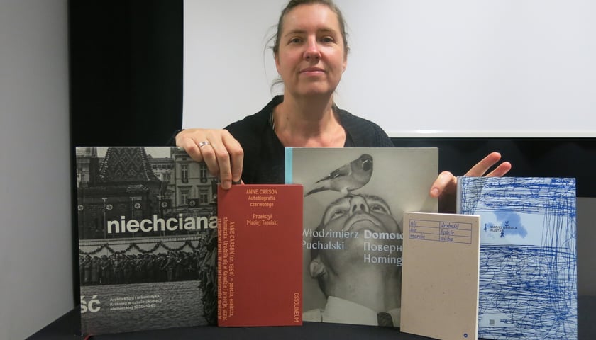 Na zdjęciu Aneta Wincencjusz-Patyna, jurorka Nagrody Pióro Fredry z pięcioma nominowanymi książkami