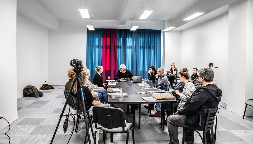 Powiększ obraz: Krystian Lupa podczas spotkania z aktorami Teatru Polskiego w Podziemiu