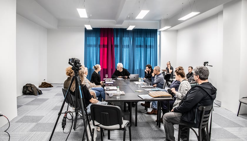 Krystian Lupa podczas spotkania z aktorami Teatru Polskiego w Podziemiu
