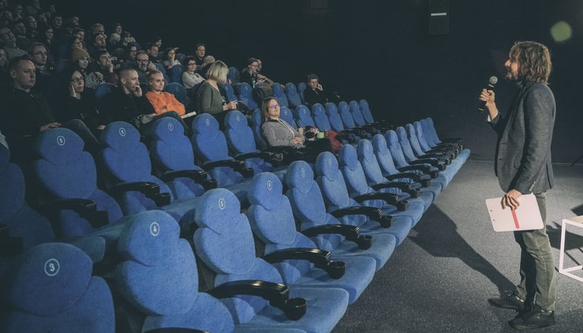 Na zdjęciu publiczność w Kinie Nowych Horyzonty siedzi na niebieskich fotelach