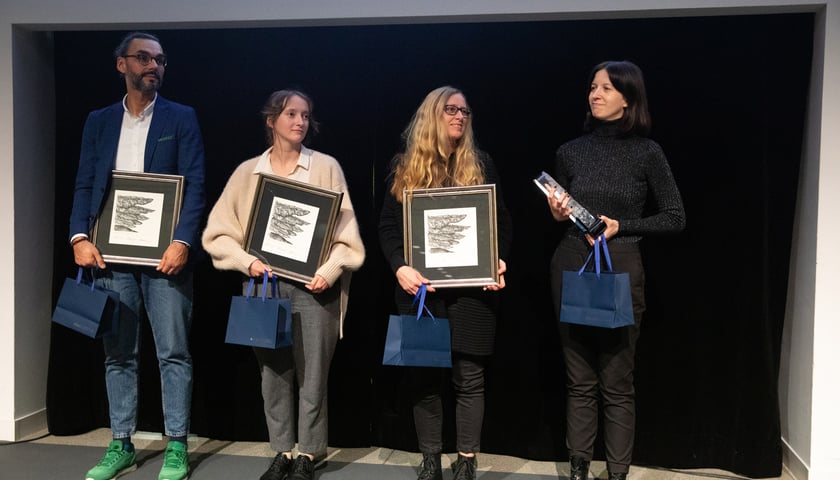 Magdalena Grabias z Wydawnictwa Międzynarodowe Centrum Kultury (pierwsza z prawej) z Piórem Fredry