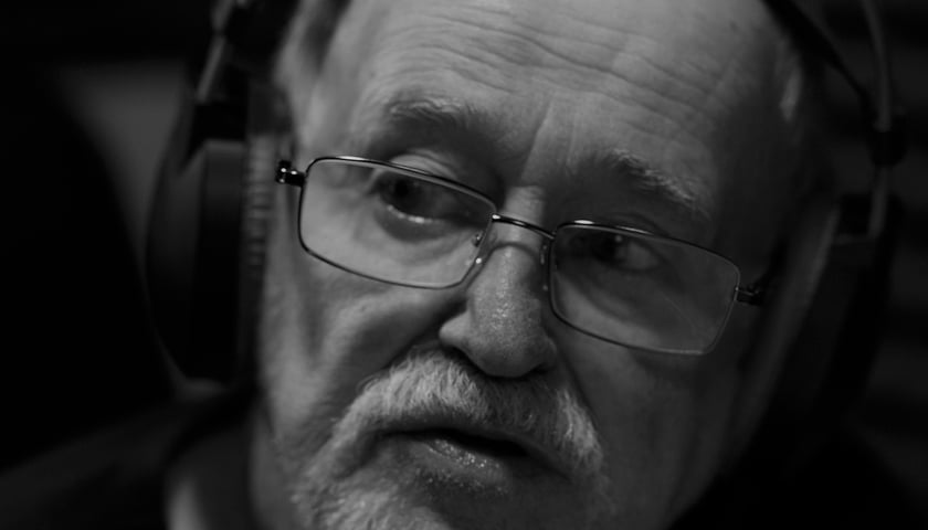 Na zdjęciu Jan Nowicki w słuchawkach w studiu nagrań 