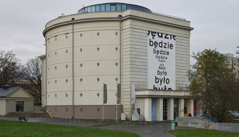 Na zdjęciu budynek Muzeum Współczesnego Wrocław – na fasadzie słynny utwór Stanisława Dróżdża „było jest będzie”