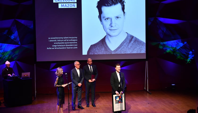 Powiększ obraz: Grzegorz Mazoń z Wrocławską Nagrodą Artystyczną 2022 w kategorii teatr