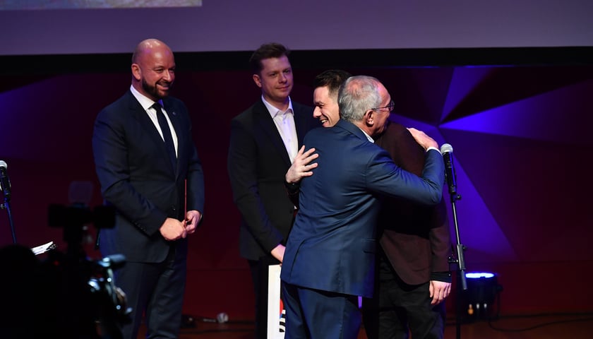 Łukasz Twarkowski z Wrocławską Nagrodą Artystyczną 2022 w kategorii teatr